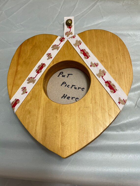 CLEARANCE - Wooden heart picture frame