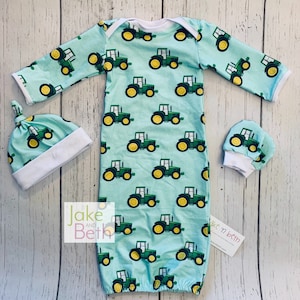 Conjunto para bebé recién nacido, color neutro, tractores verdes