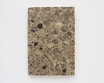 A6 sewn notebook with hand-drawn cover | Caderno A6 com desenho da capa feito à mão, lombada cosida