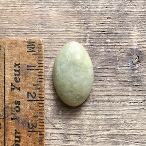Mittelgroße natürliche Jadeit A Jade oval Cabochon, 12.90ct, natürlicher Edelstein