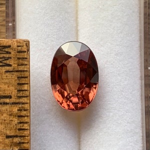 Piedra preciosa de corte ovalado de circón marrón rojizo natural de 5,26 ct
