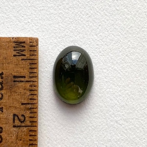 Grande cabochão oval de turmalina verde oliva natural, 7,15 ct