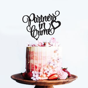 Parceiros no Crime - Topper de Bolo de Casamento ou Noivado - Tema Polícia Casal Noiva Noivo Gay - Decoração - Acrílico ou Madeira / Expresso
