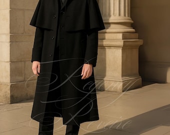 Op de afbeelding: Een zwarte wollen overjas met een cape-achtig schouderontwerp. De jas is dichtgeknoopt en wordt gedragen met een zwart pak, stropdas en nette schoenen. De lange jas komt tot aan de enkels.