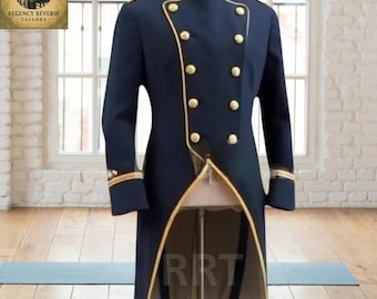 Pode incluir: Um casaco azul marinho de estilo militar com acabamentos e botões dourados. O casaco apresenta uma gola alta e um design de abotoamento duplo. O casaco é exibido em um manequim. O logotipo Regency Reverie Tailors está no canto superior esquerdo.