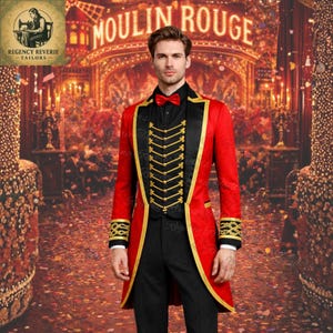 Può includere: Un frac rosso con dettagli neri e finiture dorate, indossato con camicia nera, papillon e pantaloni. La giacca presenta trecce dorate decorative ed è di Regency Reverie Tailors. Lo sfondo mostra l'insegna del Moulin Rouge.