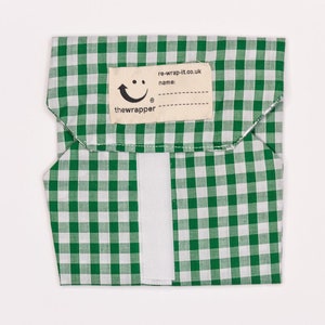 Puede incluir: Envoltorio de comida reutilizable de vichy verde y blanco con una etiqueta que dice "re-wrap-it.co.uk" y "thewrapper".