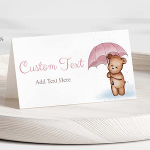 Tarjetas de lugar para baby shower "Podemos esperar"/Tarjetas de buffet/Descarga digital personalizable/Oso con paraguas rosa/Plantilla editable de Corjl