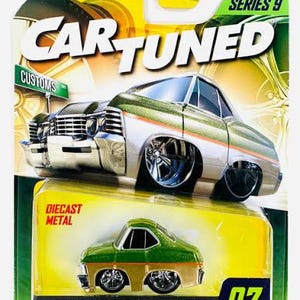以下が含まれることがあります： 緑と金のパッケージに入ったCar Tunedシリーズ9のダイキャストメタル製67 Chevy Impalaミニカー。カードには車両のスタイライズされたイラストと、Car Tuned、Customs、Series 9、07という文字が記載されています。ミニカーには大きなホイールが付いています。