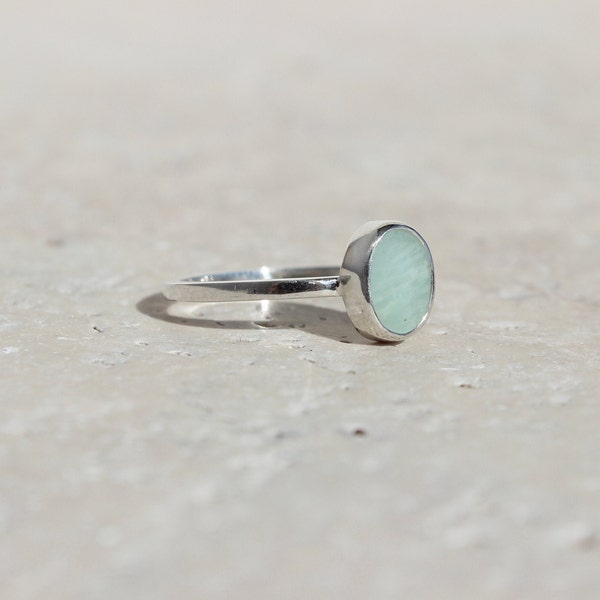 Bague sertie d'une Amazonite en argent massif, bague pierre fine verte, mini bague sertie ovale, petite bague pierre semi précieuse