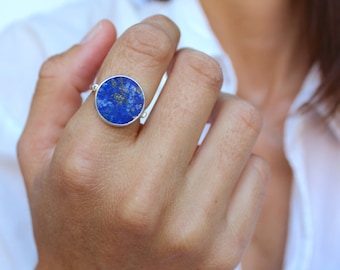 Round ring set with a lapis lazuli in solid silver, blue stone ring, large round set ring, semi precious stone ring