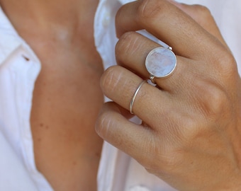 Runder Ring mit einem Mondstein aus massivem Silber, feiner weißer Steinring, großer runder Ring, Halbedelsteinring