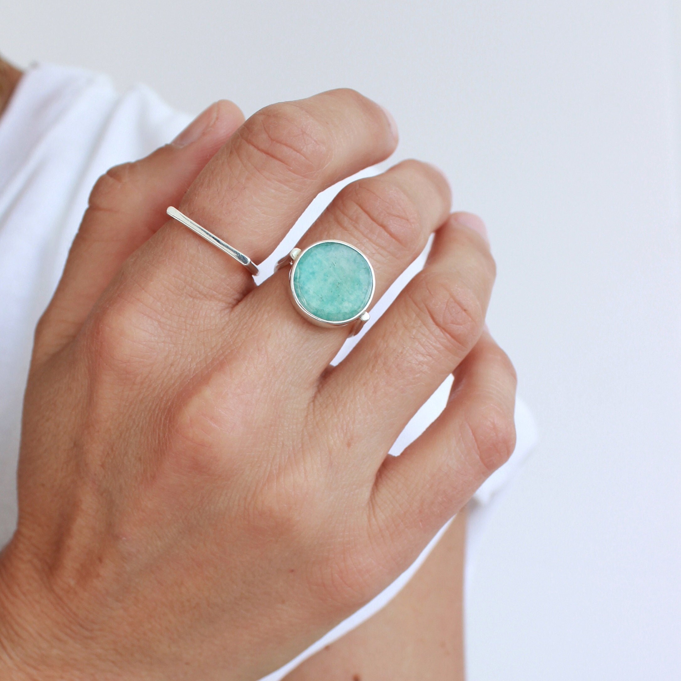 Anello rotondo incastonato con amazzonite in argento massiccio, anello con pietra preziosa verde, grande anello rotondo incastonato, anello con pietra semipreziosa - Italia