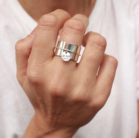 Bague large ouverte devant fermee d un anneau avec breloque gravee le sud Etsy France