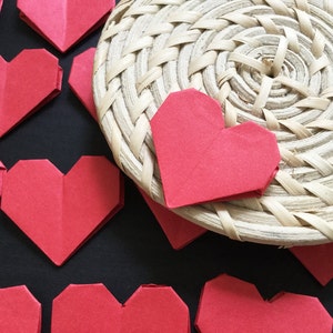 Pequeños corazones rojos origami | Papel hecho a mano doblado corazón | Acción de gracias Navidad boda decoración Confetti | La tarjeta que hace arte fuentes #B