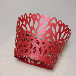 Cupcake wrapper | Cupcake Liner filigrana | Partito decorativo | Matrimonio compleanno Natale Baby doccia | Perla rosso floreale (12pcs) (#CP06RD)