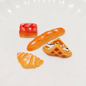 4pcs Pagnotta Croissant Baguette Waffle Pane Miniature assortite Cibo falso Cabochon Resina Decoden Artigianato Charms Flatback Abbellimento D29