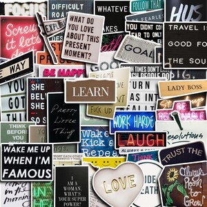 Può includere: Un collage di vari adesivi con citazioni e frasi motivazionali. Gli adesivi presentano testi come "Learn", "Work Hard", "Love" e "Wake Me Up When I'm Famous". La tavolozza dei colori include bianco, nero, rosso e blu.