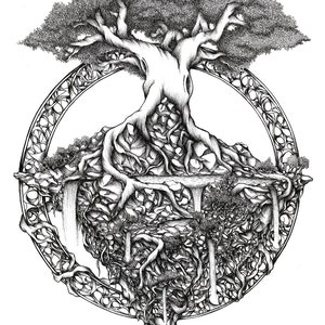 Puede incluir: Un dibujo en blanco y negro a pluma y tinta de un árbol que crece en una isla rocosa, rodeado de un marco circular. El árbol tiene un tronco grueso y ramas que se extienden sobre la isla. Las raíces del árbol son visibles y se extienden hasta el agua debajo de la isla. La isla está rodeada de un marco circular, que está formado por una serie de diseños intrincados.