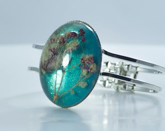 Turquoise bracelet with Baby's Breath in resin.