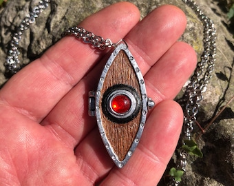 Anubis Nina's Locket, Eye of Horus