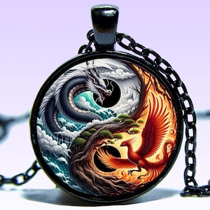 Puede incluir: Un collar de cadena negra con un colgante redondo que presenta un símbolo yin yang con un dragón negro y un fénix rojo.