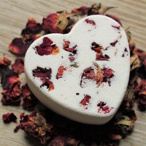 En forma de corazón Bomba de baño natural Hecho a mano con aceites esenciales 3 oz Regalos del Día de San Valentín Regalo para ella imagen 1