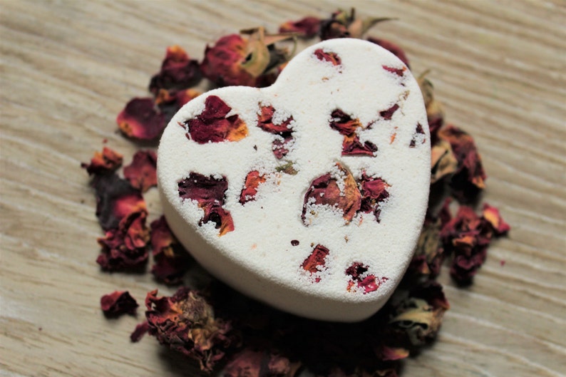 En forma de corazón Bomba de baño natural Hecho a mano con aceites esenciales 3 oz Regalos del Día de San Valentín Regalo para ella imagen 1