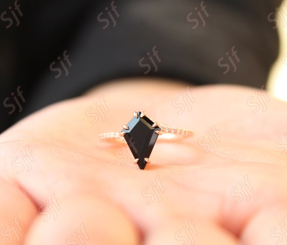 Anello fidanzamento pietra nera sale