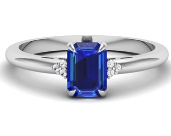 Anillo Art Déco de plata de ley: con zafiro azul y detalles de moissanita.
