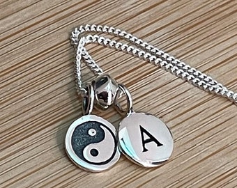 Argent sterling Yin Yang Charme et initiales, Collier personnalisé pour elle, Bijoux de yoga, Pendentif spirituel, Symbole chinois, Paix 1358