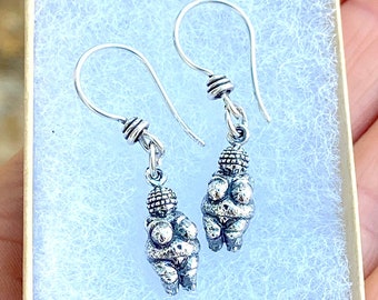 Boucles d'oreilles en argent Vénus de Willendorf, cadeau de bijoux de fertilité, ancienne déesse féminine, féminin sacré, boucles d'oreilles à crochet, allemand autrichien