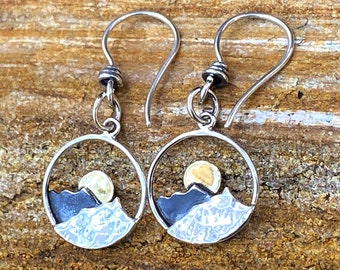 Boucles d'oreilles chaîne de montagnes en argent sterling avec soleil levant - Bijoux pour femme inspirés de la nature, Boucles d'oreilles originales fabriquées à la main, Coucher de soleil, Aventure