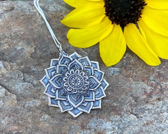 Collier mandala fleur de lotus, pendentif fleur en argent sterling, cadeau de bijoux de yoga pour elle, bijoux de résistance, métal recyclé 7025