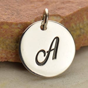 Dije de disco con letra cursiva de plata - Collar con monograma - Colgante con inicial del alfabeto - Joyería personalizada para mujer