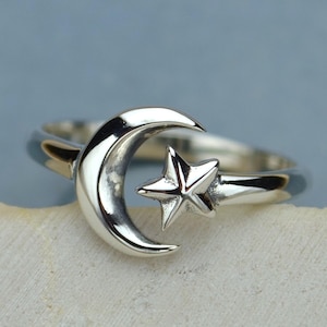Ring met ster en maan in sterlingzilver | Verstelbare hemelse boho-sieraden | Britse maten J tot M | Sierlijk cadeau voor haar, € 33,-