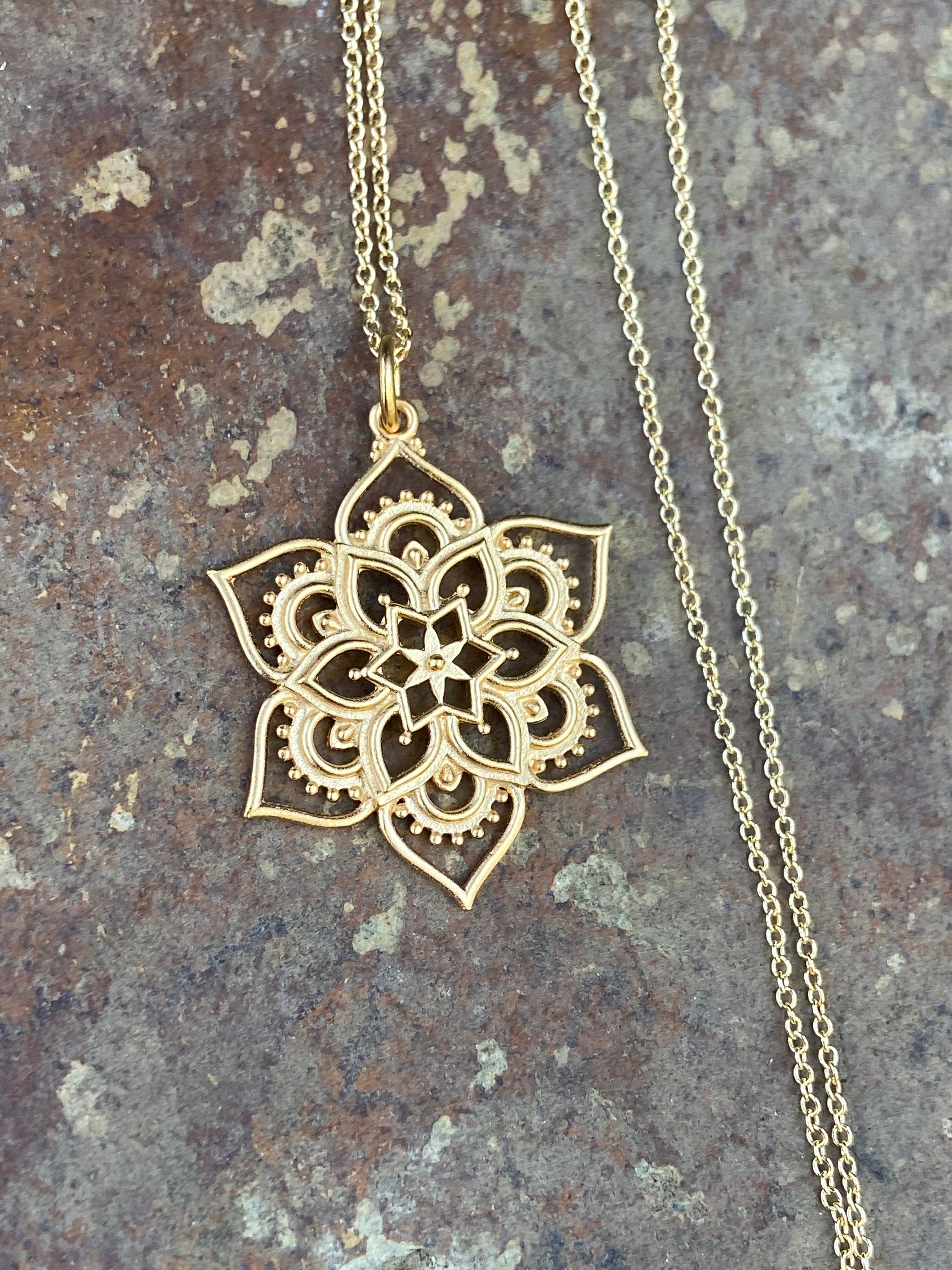 SUNNYCLUE 1 Boîte 16 Pcs 8 Styles Yoga Charmes Symbole Chakra Énergie Fleur De Lotus Racine Florale Acier Inoxydable Pendentifs Creux En Vrac Pour La Fabrication De Bijoux Charmes Bracelets
