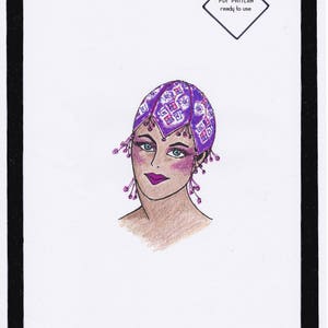 Pode incluir: Um chapéu roxo e rosa com contas e um padrão geométrico. O chapéu está na cabeça de uma mulher. A imagem é intitulada "Beaded Rhombus Cap Sharon" e "PDF Pattern ready to use". A imagem também inclui o texto "Copyright Tanja Wendel-Lindinger".