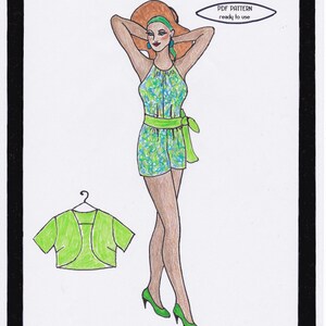 Può includere: Un'illustrazione digitale di una donna che indossa un vestito a motivi verdi e blu con una cintura verde. La donna indossa scarpe verdi e ha i capelli castani. L'illustrazione include una giacca verde corta e il testo "Honolulu Beach Beauty" e "PDF PATTERN ready to use".