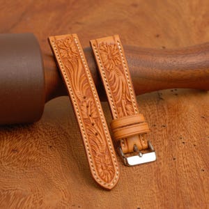 Correa de reloj de cuero estilo western repujado a mano, color rojizo