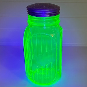 Hoosier ribbed Vaseline glass shaker- Vintage green uranium glass shaker