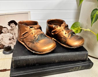 置物 baby room shose Vintage 1940's Bronze Baby Shoes Shelf Set Wall Decor, Bronze Baby