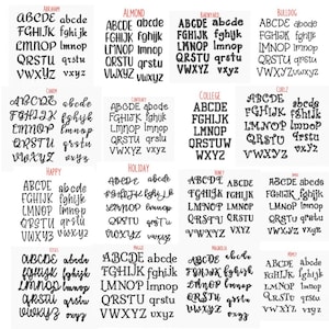Pu&ograve; includere: Una collezione di caratteri neri, ognuno con uno stile diverso. I caratteri mostrano alfabeti maiuscoli e minuscoli, con nomi come "Abraham", "Almond" e "Barnyard". Ideale per progetti di grafica.