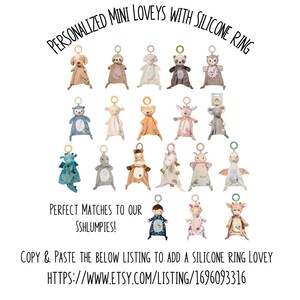 Op de afbeelding: Een verzameling gepersonaliseerde mini-knuffels met siliconen ringen, met verschillende dierontwerpen zoals een hond, luiaard, panda en koala. De tekst luidt "PERSONALIZED MINI LOVEYS WITH SILICONE RING".
