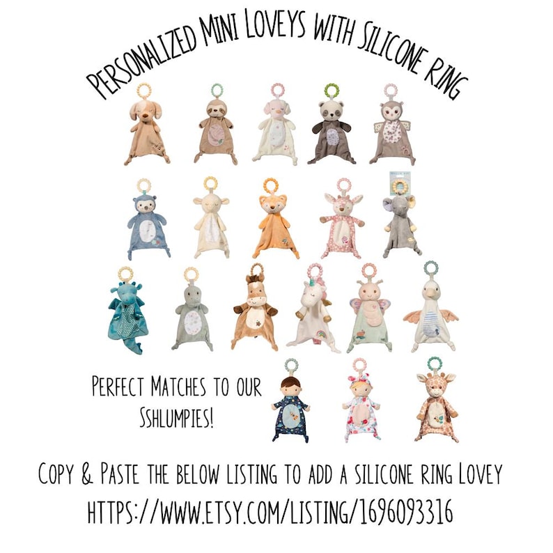 Op de afbeelding: Een verzameling gepersonaliseerde mini-knuffels met siliconen ringen, met verschillende dierontwerpen zoals een hond, luiaard, panda en koala. De tekst luidt "PERSONALIZED MINI LOVEYS WITH SILICONE RING".