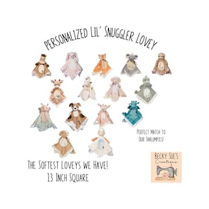 Op de afbeelding: Collectie gepersonaliseerde Lil' Snuggler Loveys, elk met een ander dierontwerp. De zachte, vierkante loveys zijn 33 cm groot en verkrijgbaar in verschillende kleuren. De tekst op de afbeelding luidt "The Softest Loveys We Have!"