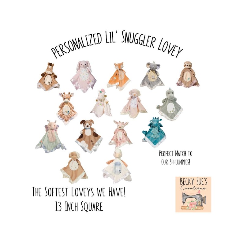 Op de afbeelding: Collectie gepersonaliseerde Lil' Snuggler Loveys, elk met een ander dierontwerp. De zachte, vierkante loveys zijn 33 cm groot en verkrijgbaar in verschillende kleuren. De tekst op de afbeelding luidt "The Softest Loveys We Have!"