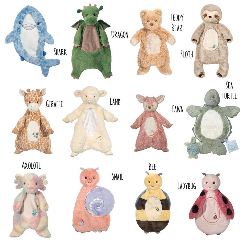 Pu&ograve; includere: Una collezione di peluche di animali, tra cui uno squalo, un drago, un orsacchiotto, un bradipo, una giraffa, un agnello, un cerbiatto, una tartaruga marina, un axolotl, una lumaca, un'ape e una coccinella. Ogni giocattolo ha un design e un colore unici, con dettagli ricamati.
