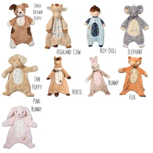 Pu&ograve; includere: Una collezione di peluche a forma di animali, tra cui un cucciolo marrone scuro, una mucca delle Highlands, un bambolotto, un elefante, un cucciolo beige, un cavallo, un coniglio, una volpe e un coniglio rosa. Ogni giocattolo ha un design unico.