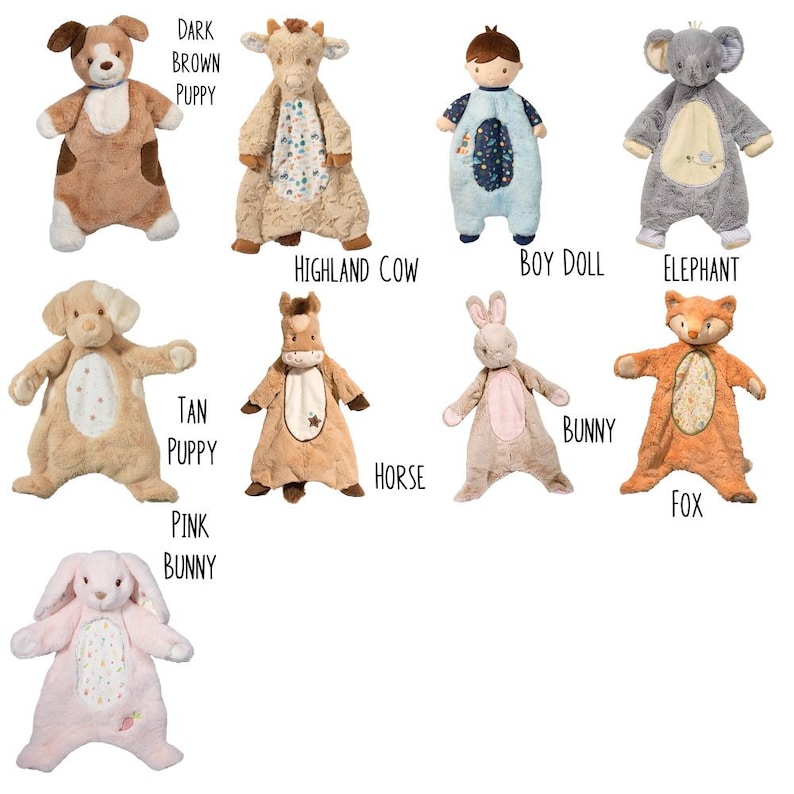 Pu&ograve; includere: Una collezione di peluche a forma di animali, tra cui un cucciolo marrone scuro, una mucca delle Highlands, un bambolotto, un elefante, un cucciolo beige, un cavallo, un coniglio, una volpe e un coniglio rosa. Ogni giocattolo ha un design unico.